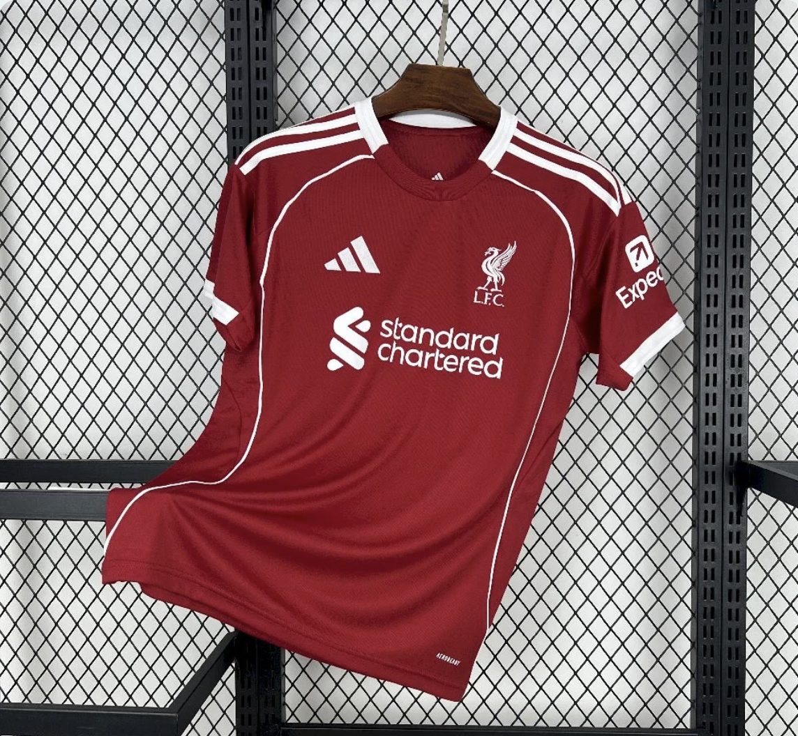 Maillot Liverpool domicile 25/26 rouge avec logo LFC officiel