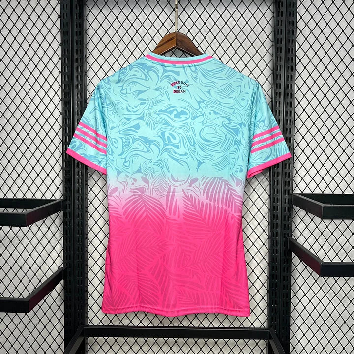 Maillot de football gradient rose et bleu avec motifs feuillage et inscription Freedom to Dream