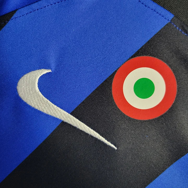 Maillot Inter Milan domicile 22/23 - vue de face suspendu