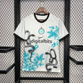 Maillot de football Inter Milan 2024 blanc avec motifs serpent noir et feuillage bleu accroché sur fond grillagé