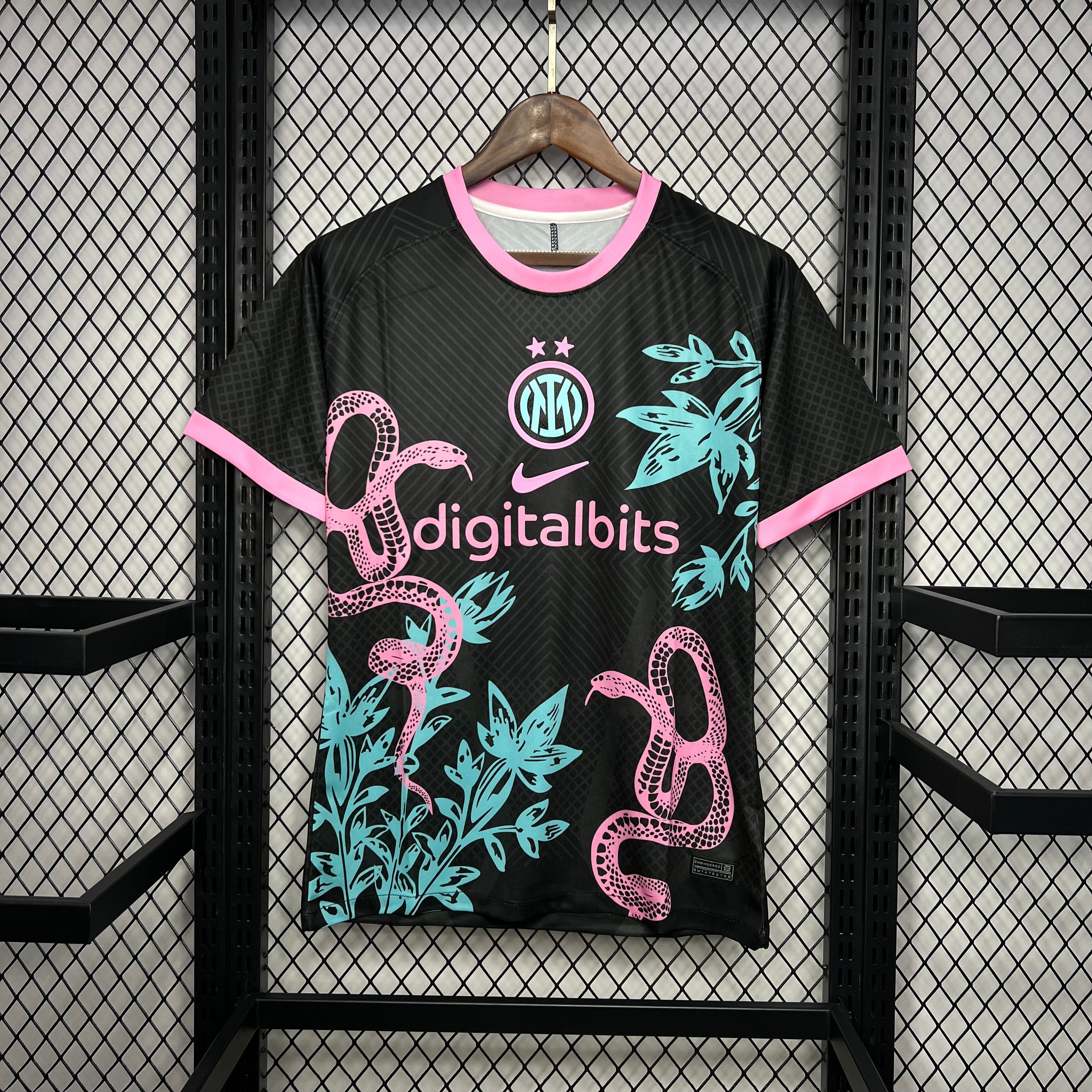 Maillot Inter Milan 2024 noir motifs serpent rose et feuilles bleues, logo Digitalbits