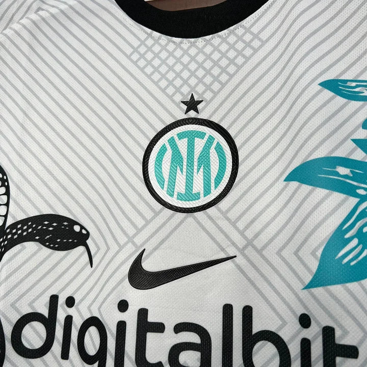 Maillot Inter Milan 2024-2025 blanc avec logo cliquet Nike et motifs serpent et feuille bleu