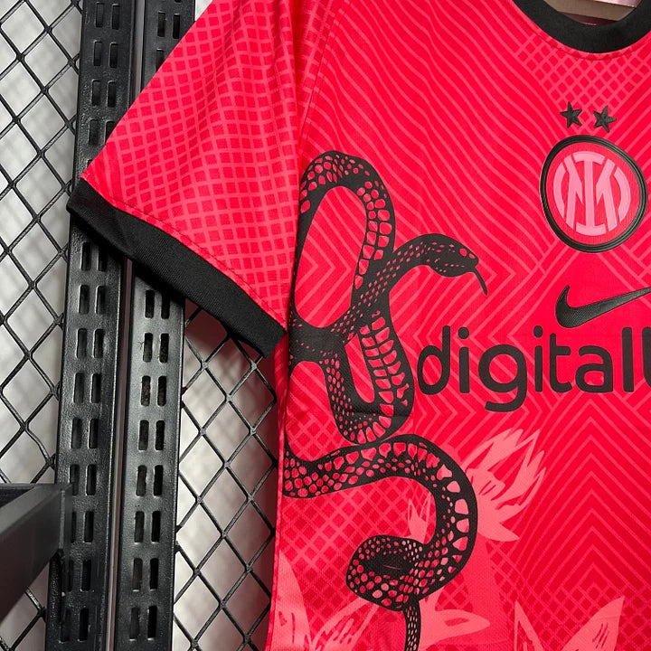 Maillot Inter Milan Rouge Concept 24/25 - détail logo et tissu