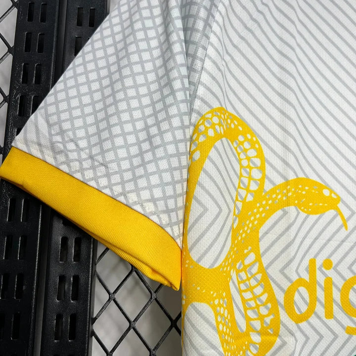Maillot Inter Milan Blanc et Jaune Concept 24/25 - détail logo et tissu