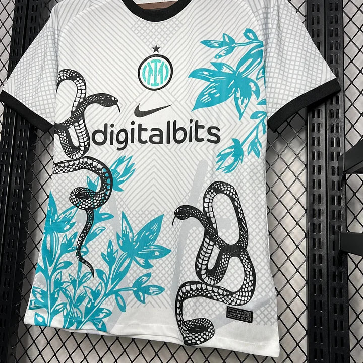 Maillot Inter Milan 2024-2025 blanc avec motifs serpent noir et fleurs bleues, sponsor Digitalbits