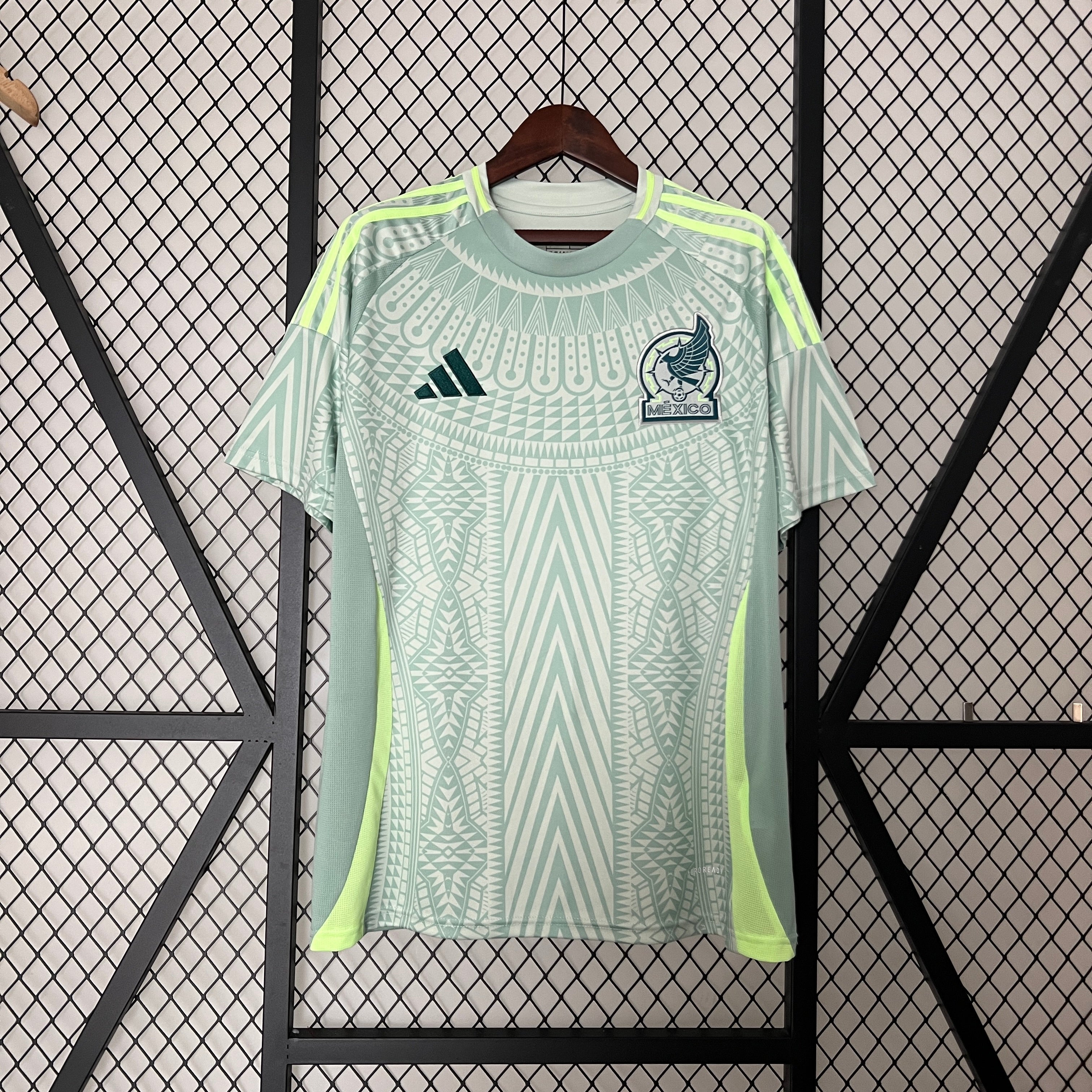 Maillot de football vert clair du Mexique 2024-2025 avec motifs géométriques et logo Adidas
