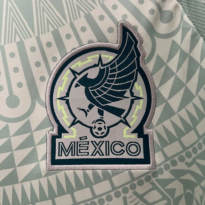 Détail logo oiseau ailé et ballon sur maillot football Mexique vert 2024-2025