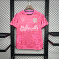 Maillot de football rose 2024 FC Palestine avec motifs floraux et texte arabe accroché sur grille