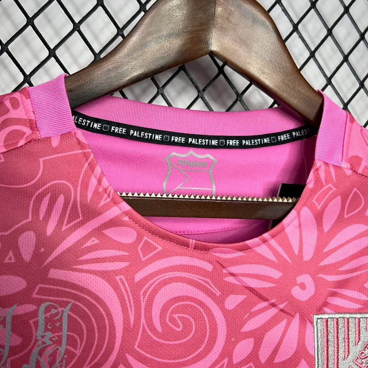 Maillot de football rose avec motifs floraux et inscription 'Free Palestine' sur le col noir