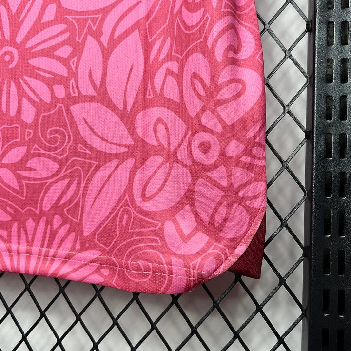 détail tissu rose motif floral et feuilles sur maillot football Palestino 2024