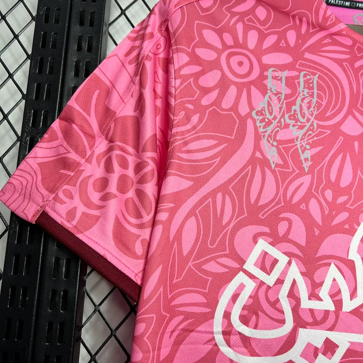 Maillot de football rose Palestine 2024 avec motifs floraux et arabesques détaillés