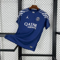 Maillot PSG quatrième 2025-2026 bleu marine avec logo Paris Saint-Germain et sponsor Qatar Airways