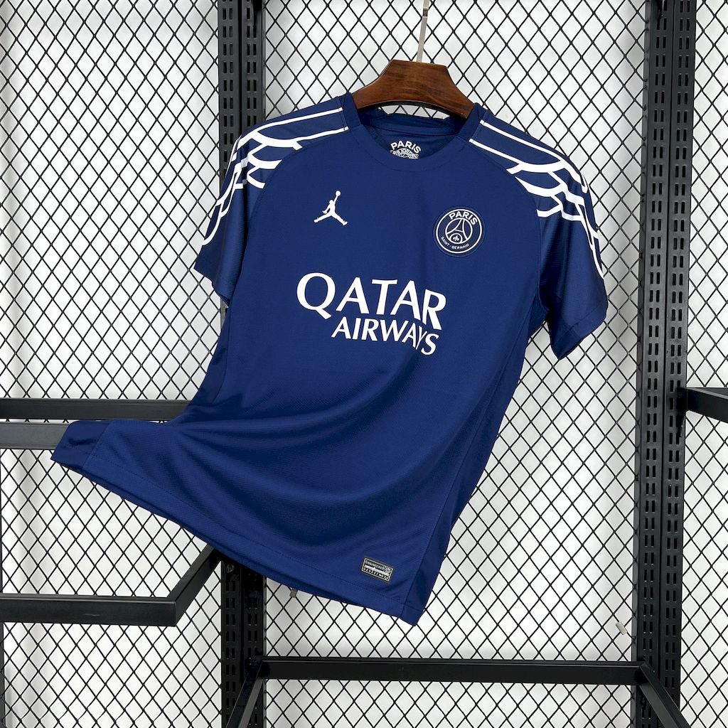 Maillot PSG quatrième 2025-2026 bleu marine avec logo Paris Saint-Germain et sponsor Qatar Airways