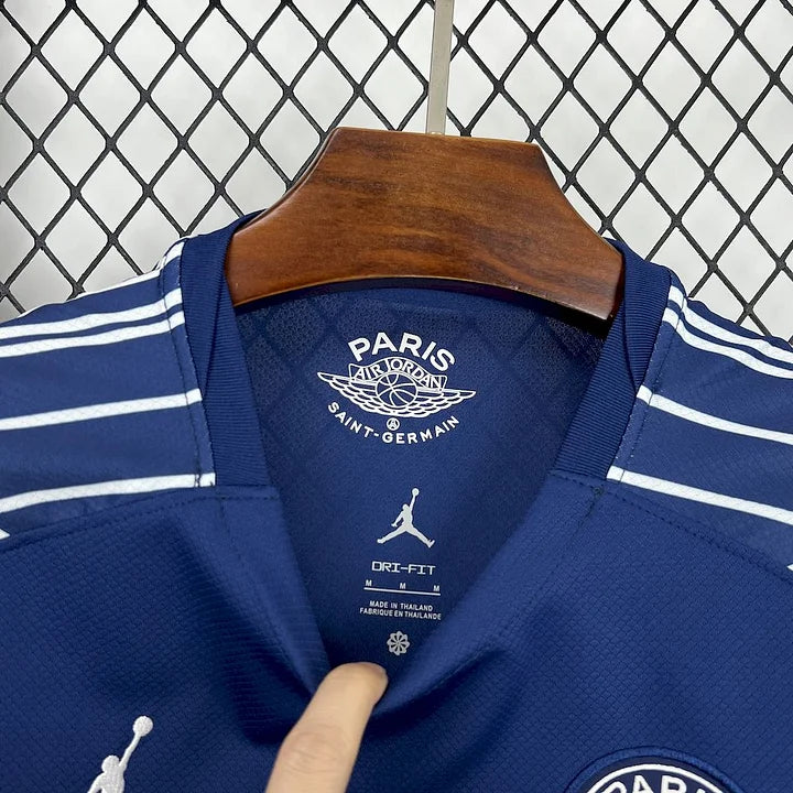 Col et étiquette du maillot de football Paris Saint-Germain Air Jordan bleu marine taille M