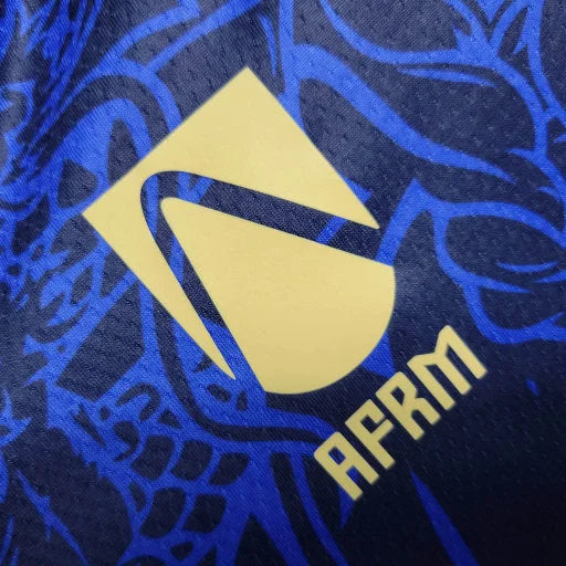 Logo jaune ARM sur tissu bleu avec motifs abstraits texturés