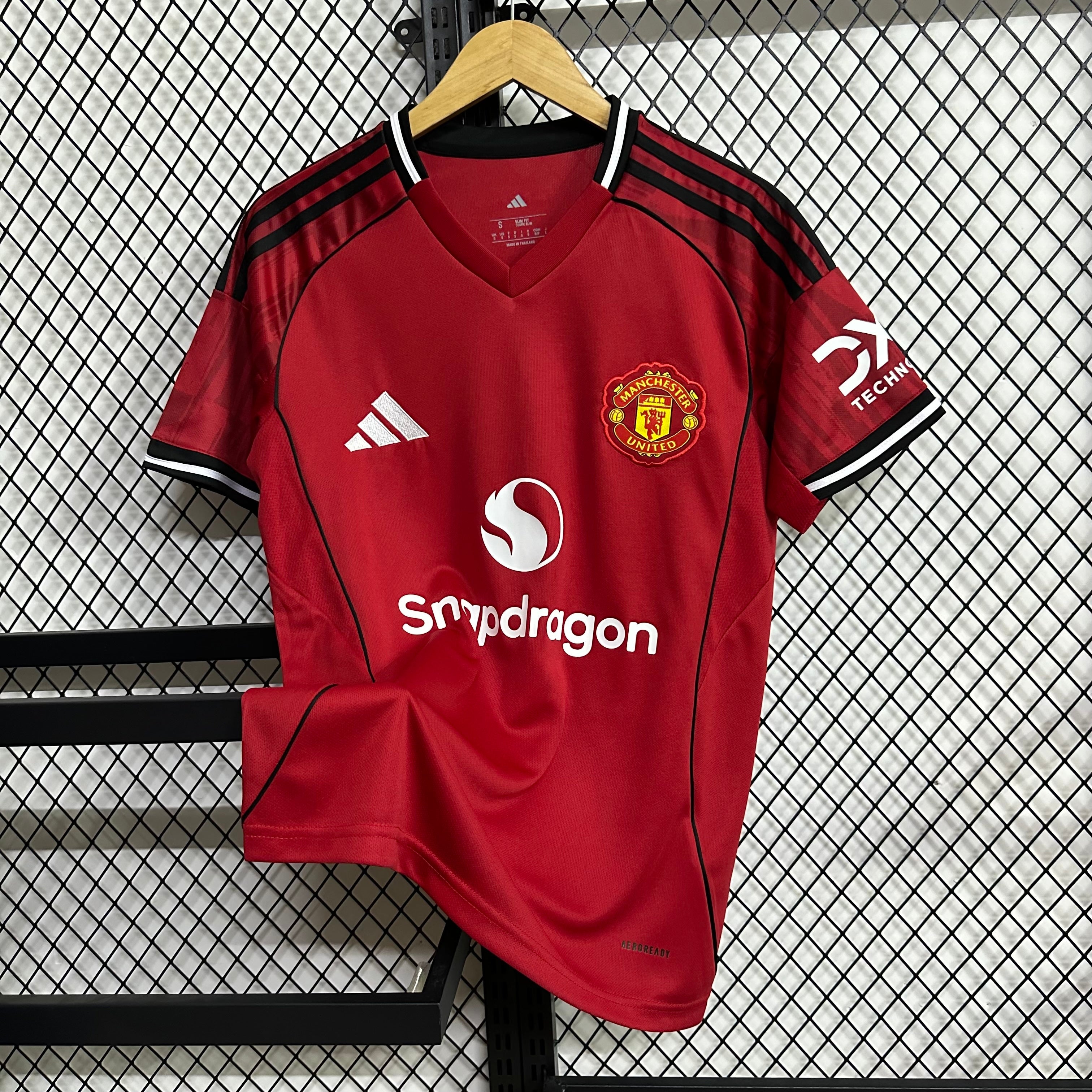 Maillot Manchester United domicile 24/25 rouge Red Devils avec logo